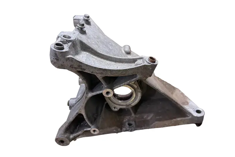 Peu102770 Bracket Assy Coolant & Power Steering Pump - Used 1